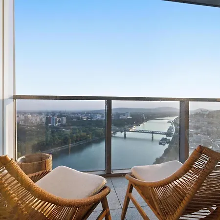 Eurovea Tower Apartment, 36th Floor, Castle View & Free Parking